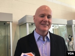 叶望辉接受媒体采访(美国之音钟辰芳拍摄)