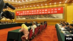 第十二届全国人大三次会议新疆代表团10日在北京人民大会堂举行媒体开放日活动 (美国之音东方拍摄)