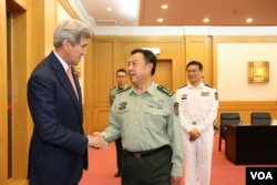 2015年5月16日美国国务卿克里在北京和中国中央军委副主席范长龙握手(美国之音莉雅拍摄)