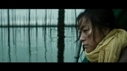 在2019年全球重大电影节上大有斩获的短片《珍珠》中被迫遗弃女儿的母亲。