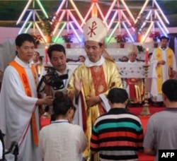 韩英进主教为信徒祝福