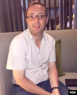 英国亚伯大学国际政治系公共外交教授任格雷。(美国之音林枫拍摄)