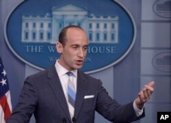 白宫高级政策顾问斯蒂芬·米勒(Stephen Miller)在白宫简报会上(2017年8月2日)