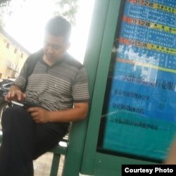 709案庭审期间,有声援者发现天津二中院周围出现不少疑似便衣人员。(网友提供)