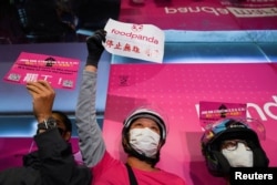 Foodpanda 送货员于 2021 年 11 月 13 日在香港举行罢工，要求削减送货费 (路透社照片)