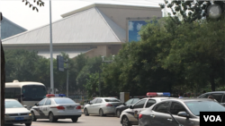 709案庭审进行中,当局星期三在法院后方街道部署多辆警车封锁路口(美国之音叶兵拍摄)