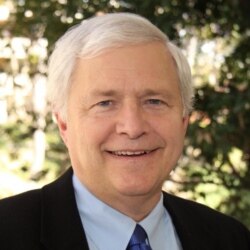 南加州大学安纳伯格传播学院教授托马斯•霍利汉 (Thomas Hollihan)(照片提供:霍利汉)