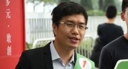 因多宗社运案件正在监狱服刑的前民主派立法会区诺轩, 8月3日被廉政公署拘捕,指控他2018年3月参与立法会补选时, 其中一次选举造势大会有歌手黄耀明出席唱歌,涉嫌违反 选举舞弊条例。区诺轩8月5日到法院应讯时,获裁判官批准 自签守行为结案 (美国之音/汤惠芸)