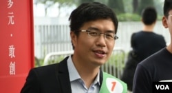 因多宗社运案件正在监狱服刑的前民主派立法会区诺轩, 8月3日被廉政公署拘捕,指控他2018年3月参与立法会补选时, 其中一次选举造势大会有歌手黄耀明出席唱歌,涉嫌违反 选举舞弊条例。区诺轩8月5日到法院应讯时,获裁判官批准 自签守行为结案 (美国之音/汤惠芸)