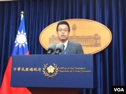 台湾总统府发言人黄重谚2017年6月12日在记者会上(美国之音记者申华 拍摄)