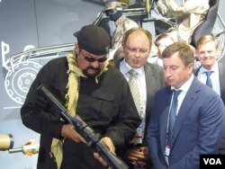 美国影星西格尔2014年参观莫斯科武器展。克里姆林宫重视同美国各界发展关系,西格尔经常访俄,普京最近向他授予俄罗斯国籍。