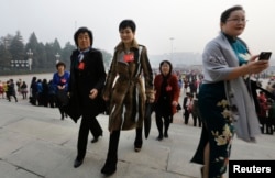 李小琳身穿名牌大衣出现在人民大会堂,参加全国妇女代表大会(2013年10月28日)