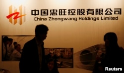 在香港的记者会上,有人站在中国忠旺公司的标徽前(2009年4月23日)