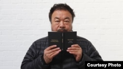 艾未未手捧其著作“黑宝书”。书的封面上印着“艾未未主义”,封底上印着“一切都是艺术,一切都是政治”(Larry Warsh提供)