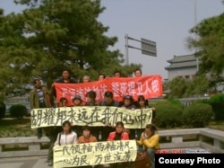 一些在北京的访民拉横幅悼念胡耀邦(来源:博讯)