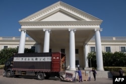 2018年12月18日在中国广东省深圳市华为全球总部内,工人从卡车上卸载设备和材料。