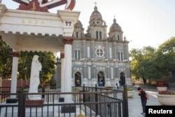 一位信徒2018年10月1日在北京的圣约瑟夫教堂外祈祷,这是一个政府认可的天主教堂。