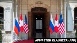 资料照:美俄日内瓦峰会前夕,瑞士拉格兰奇别墅外竖立着俄罗斯、美国和瑞士的国旗。(2021年6月15日)