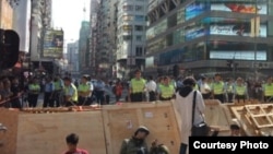 大批示威者周五晚周六凌晨重夺旺角(苹果日报图片 )