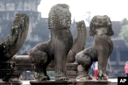 柬埔寨吴哥古窟前面的狮子雕像。吴哥古窟管理当局2010年说,中国给柬埔寨600万美元来修复一座衰败的古庙