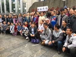 资料照:众多支持者2017年4月在长沙中级人民法院外关注709案被捕人权律师谢阳。(推特图片)