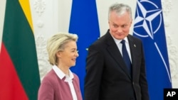 资料照:立陶宛总统瑙塞达(右)与欧委会主席冯德莱恩在维尔纽斯举行会谈。(2021年11月28日)