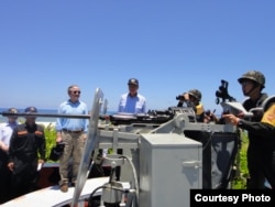 机炮后面站着的,左边是立委林郁方,右边是立委陈镇湘