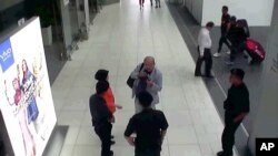 Hình ảnh được cắt ra từ một đoạn băng của đài truyền hình Fuji cho thấy ông Kim Jong Nam tại sân bay Kuala Lumpur, Malaysia.