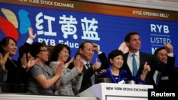 名为“红黄蓝教育”的中国幼教企业在纽约股票交易所上市,创始人和董事长曹赤民(右起第四人)、创始人和总裁史燕来(右起第三人)一起敲钟(2017年9月27日)。该公司在开曼群岛注册,总部位于北京市。