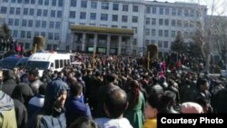 Người biểu tình tràn ngập đường phồ, tụ tập trước trụ sở văn phòng chính phủ và tại các trạm xe lửa.