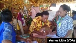 Ibu-Ibu fasilitator dari Sekolah Perempuan dari Kabupaten Waropen, Papua, saat mengikuti kegiatan pelatihan di Dodoha Institut Mosintuwu, Tentena, Kabupaten Poso, Sulawesi Tengah.