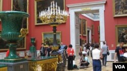 一名中国女游客7月份在圣彼得堡冬宫感觉不适,同伴和俄工作人员提供帮助。(美国之音白桦拍摄)