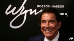 资料照片:赌场大亨史蒂夫·韦恩出席在麻萨诸塞州梅德福举行的新闻发布会。(2016年3月15日)