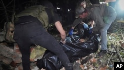 俄罗斯导弹袭击乌克兰哈尔科夫市一处公寓,导致人员伤亡。(美联社)