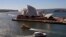 Nhà hát Opera Sydney ở bến cảng Sydney, một công trình kiến trúc thu hút nhiều du khách 