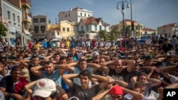 难民和移民在希腊莱斯沃斯岛的米蒂利尼港举行示威,要求当地有关部门加快注册与发放旅行文件的程序(2015年9月7日)