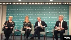 白嘉玲(左一)、谢恩·图斯(左二)和菲西特格特-罗斯(右一)3月20日在哈德逊研究所讨论美国5G技术竞争力(美国之音叶林拍摄)