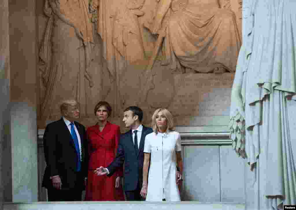 2017年7月14日,美国总统川普和夫人,法国总统马克龙和夫人,在巴黎参观拿破仑·波拿巴的陵墓。