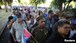 人们在哈瓦那革命广场排队向古巴已故领导人卡斯特罗表达敬意。(2016年11月28日)