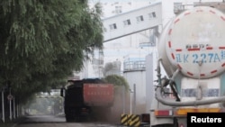 一辆运煤的卡车将煤炭运到中国辽宁沈阳的一个煤电厂。 (2021年9月29日)