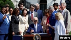 美国总统拜登在华盛顿签署《芯片与科学法》。(2022年8月9日)