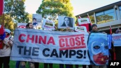 Para demonstran etnis Uighur melakukan protes anti-China saat menunggu kedatangan Perdana Menteri China Li Qiang di Adelaide, Australia 16 Juni 2024 lalu.