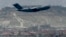 Sebuah pesawat milik Angkatan Udara AS lepas landas dari bandara Kabul, Afghanistan, 30 Agustus 2021. (Aamir QURESHI / AFP)
