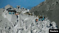 Lực lượng tự vệ Nhật Bản (JSDF) chuẩn bị một chiến dịch giải cứu gần đỉnh núi Ontake, nằm giữa quận Nagano và Gifu ở miền trung Nhật Bản, ngày 29/9/2014.