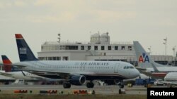Phi cơ của US Airways và American Airlines trong phi trường Reagan ở thủ đô Washington