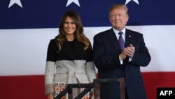 美国总统川普和第一夫人梅拉尼亚在日本横田空军基地。(2017年11月5日)