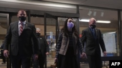 华为公司财务总监孟晚舟和她的保安团队走出加拿大不列颠哥伦比亚省最高法院。 （2020年12月8日）
