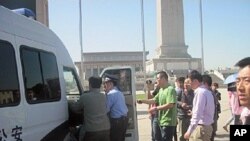 一名参加天安门广场左派活动的人被推上警车