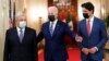 Presiden Joe Biden berjalan bersama Presiden Meksiko Andrés Manuel López Obrador dan Perdana Menteri Kanada Justin Trudeau dalam pertemuan di Ruang Timur Gedung Putih di Washington, Kamis, 18 November 2021. (Foto: AP/Susan Walsh)