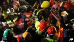 Một trong hai người được cứu sống hôm qua, sau khi bị kẹt trong các đống đổ nát suốt 5 ngày qua.